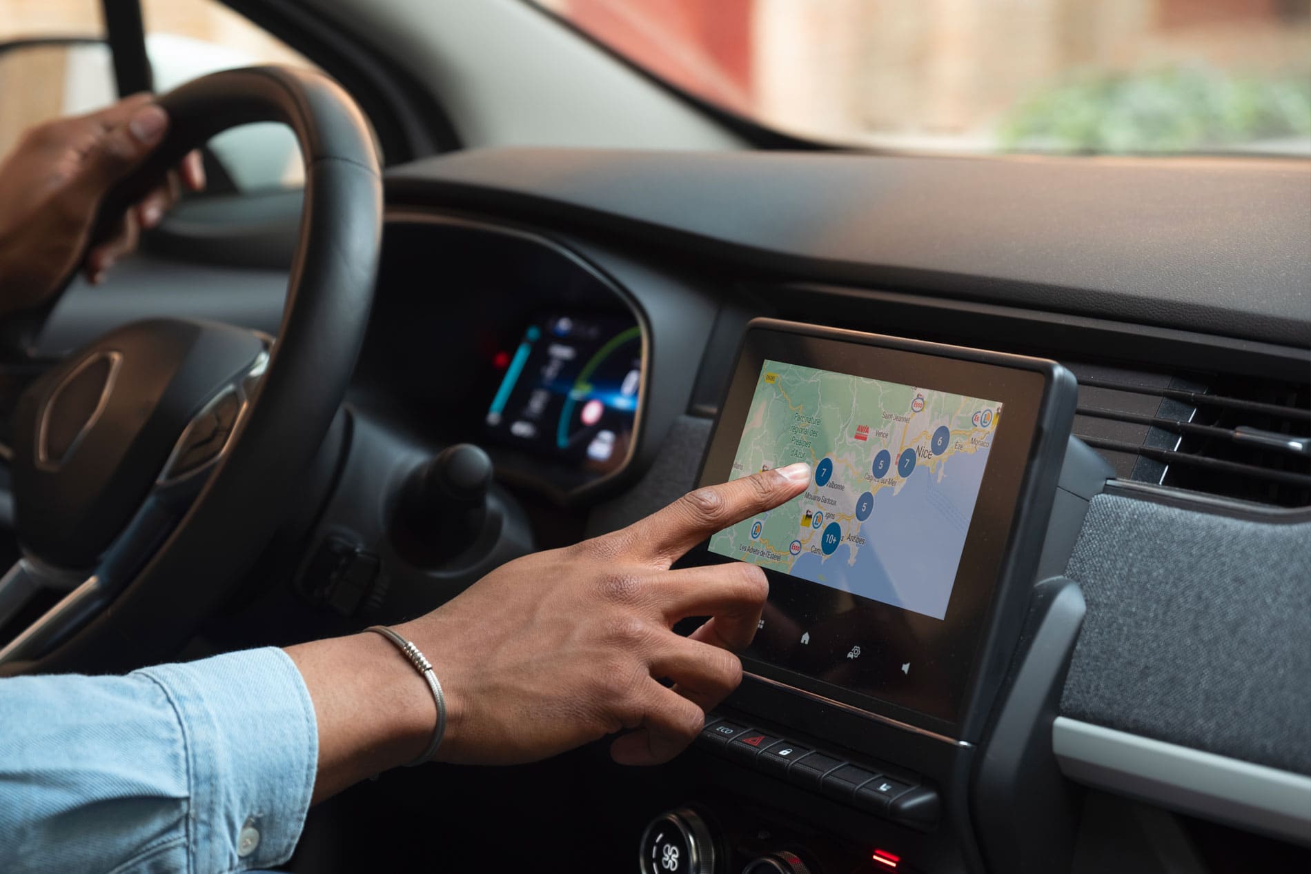 Main utilisant l’application de carte carburant du Groupe BTF sur écran de voiture