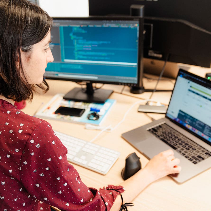 Développeuse devant un ordinateur