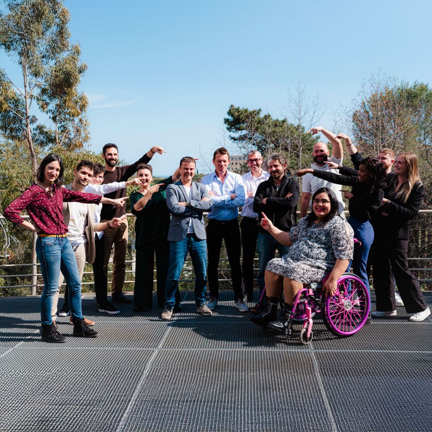 Equipe d'Interactive Layer qui montre du doigt le fondateur