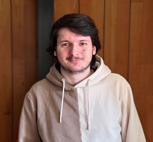 Portrait d'Adam, développeur web et mobile chez Interactive Layer