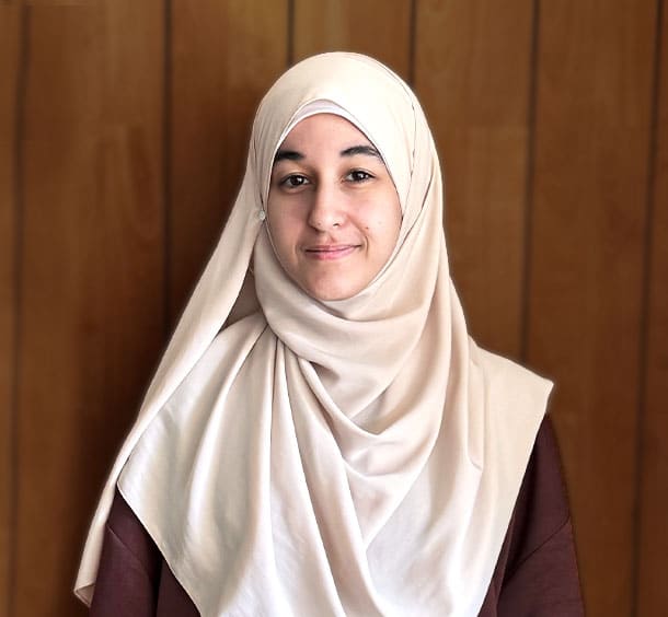 Portrait de Nawel, chef de projet et développeuse chez Interactive Layer