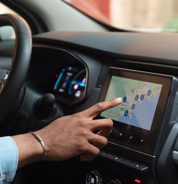 Main utilisant l’application de carte carburant du Groupe BTF sur écran de voiture