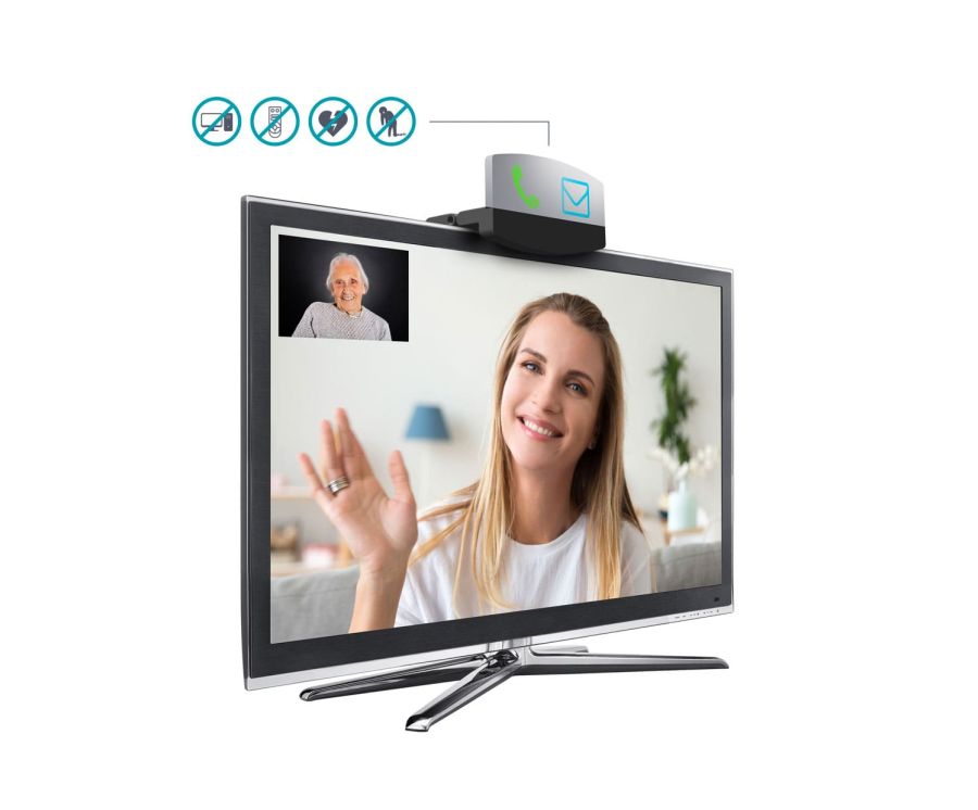 Visioconférence sur une TV entre une senior et une jeune femme