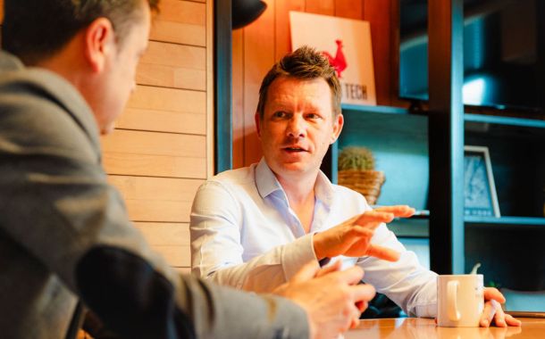 Baptiste Philibert, fondateur d'Interactive Layer, en pleine discussion