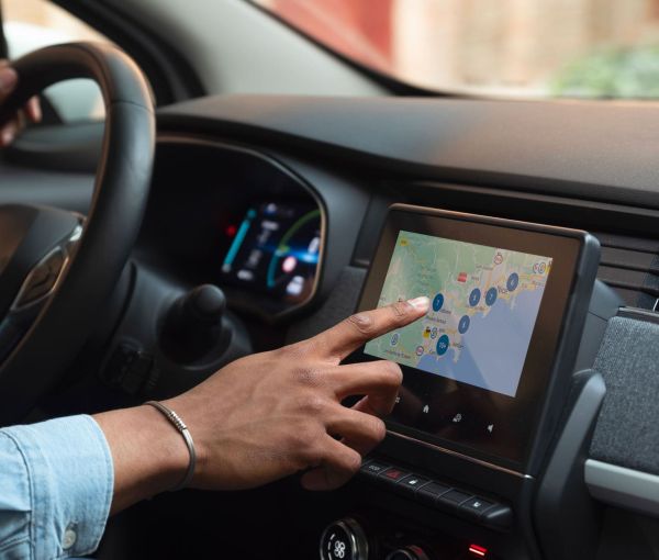 Main utilisant l’application de carte carburant du Groupe BTF sur écran de voiture