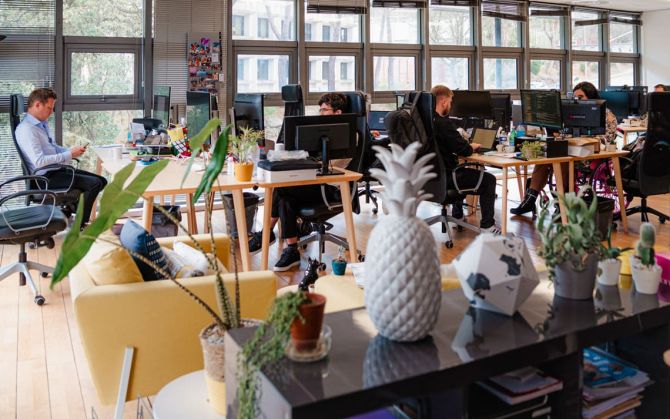 Equipe au travail dans les bureaux d'Interactive Layer